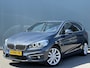 BMW 2-Serie Active Tourer BWJ 2015 218i Luxury Line M AFN. TREKHAAK / PANORAMA / LEDER / ELEK. ACHTERKLEP / HEAD UP DIS. / STOELVERW. / NAVI / CRUISE / BLUETOOTH / 18 INCH LMV / MULTIFUNCT. STUUR