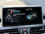BMW 2-Serie Active Tourer BWJ 2015 218i Luxury Line M AFN. TREKHAAK / PANORAMA / LEDER / ELEK. ACHTERKLEP / HEAD UP DIS. / STOELVERW. / NAVI / CRUISE / BLUETOOTH / 18 INCH LMV / MULTIFUNCT. STUUR