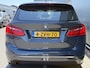 BMW 2-Serie Active Tourer BWJ 2015 218i Luxury Line M AFN. TREKHAAK / PANORAMA / LEDER / ELEK. ACHTERKLEP / HEAD UP DIS. / STOELVERW. / NAVI / CRUISE / BLUETOOTH / 18 INCH LMV / MULTIFUNCT. STUUR