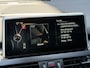 BMW 2-Serie Active Tourer BWJ 2015 218i Luxury Line M AFN. TREKHAAK / PANORAMA / LEDER / ELEK. ACHTERKLEP / HEAD UP DIS. / STOELVERW. / NAVI / CRUISE / BLUETOOTH / 18 INCH LMV / MULTIFUNCT. STUUR