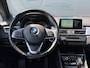 BMW 2-Serie Active Tourer BWJ 2015 218i Luxury Line M AFN. TREKHAAK / PANORAMA / LEDER / ELEK. ACHTERKLEP / HEAD UP DIS. / STOELVERW. / NAVI / CRUISE / BLUETOOTH / 18 INCH LMV / MULTIFUNCT. STUUR