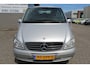 Mercedes-Benz Viano 3.0 CDI DC Ambiente Lang MEENEEMPRIJS!!/APK t/m 22-04-2026!!/V6 AUTOMAAT/Keyless entry/Parkeersensoren rondom/Cruise control/Climate control/Stoelverwarming/Elektrische verstelbare stoelen met memory/Radio-CD speler/Trekhaak/17'' Lichtmetalen velgen/Elekt
