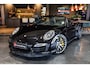 Porsche 911 Cabrio 3.8 Turbo S Orig. 49000 km! UNIEK! ENIG! NIEUW! Black Optic, Vol leder Adapt. Sportstoelen 18 weg / Memory, Ceramic PCCB, Sport Chrono/ Design, Carbon, Burmester, PDLS+, Leder Pakket, Home-Link, DAB, Camera, PCM, PTV+, PDCC, PADM, 20''