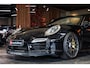 Porsche 911 Cabrio 3.8 Turbo S Orig. 49000 km! UNIEK! ENIG! NIEUW! Black Optic, Vol leder Adapt. Sportstoelen 18 weg / Memory, Ceramic PCCB, Sport Chrono/ Design, Carbon, Burmester, PDLS+, Leder Pakket, Home-Link, DAB, Camera, PCM, PTV+, PDCC, PADM, 20''