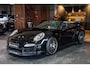 Porsche 911 Cabrio 3.8 Turbo S Orig. 49000 km! UNIEK! ENIG! NIEUW! Black Optic, Vol leder Adapt. Sportstoelen 18 weg / Memory, Ceramic PCCB, Sport Chrono/ Design, Carbon, Burmester, PDLS+, Leder Pakket, Home-Link, DAB, Camera, PCM, PTV+, PDCC, PADM, 20''