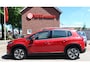 Peugeot 2008 110 Pk Benzine * Luxe Allure * * Trekhaak * Navigatie * Panoramadak * 1/2 Lederen Interieur * Lichtmetalen Velgen * Automatisch Inparkeersysteem * Climate & Cruise Control * Vingerhoets; Vierde Generatie Eersteklas Service !