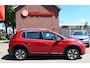 Peugeot 2008 110 Pk Benzine * Luxe Allure * * Trekhaak * Navigatie * Panoramadak * 1/2 Lederen Interieur * Lichtmetalen Velgen * Automatisch Inparkeersysteem * Climate & Cruise Control * Vingerhoets; Vierde Generatie Eersteklas Service !