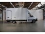 Mercedes-Benz Sprinter 317 CDI Aut. | Bakwagen met DHollandia Laadklep | Zijdeur | NIEUW! | MBUX 10" | LED | Groot Navigatie | Airco | Cruise Control | Lederen Stuurwiel | Carplay / Android Auto