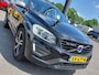 Volvo XC60 2.0 T5 245pk Automaat FWD Nordic+ Sport | R-Design | Navi | Harman/Kardon Sound | Clima | Adap.Cruise | Panoramadak | Leder+Verwarmd+Elek.Verstel | Dodehoek+Rijstrooksensor | Pdc V+A+Camera |