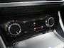 Mercedes-Benz A-klasse 180 Ambition - *AMG-LINE!* *Afneembare trekhaak & Panoramadak!* - Stuurverwarming, 18" LMV