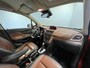 Opel Mokka 1.8 Cosmo | LM Velgen 18" | Parkeersensoren Voor en Achter | Voorstoelen en Stuur Verwarmd | Lederen Bekleding |
