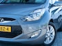 Hyundai ix20 1.4i i-Vision | Trekhaak | Schuif/ Kantel Dak | Airco | Climate Control | Panoramadak | Cruise Control | All Season Banden | Lichtmetalen Velgen 16'' | Mistlampen | Metallic Lak | Multifunctioneel Sturwiek |