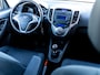 Hyundai ix20 1.4i i-Vision | Trekhaak | Schuif/ Kantel Dak | Airco | Climate Control | Panoramadak | Cruise Control | All Season Banden | Lichtmetalen Velgen 16'' | Mistlampen | Metallic Lak | Multifunctioneel Sturwiek |