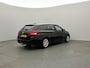 Peugeot 308 SW Style 130 pk | Navigatie | Glazen Panoramadak | Parkeersensoren Achter | LED Dagrijverlichting | DAB Ontvanger | Trekhaak | Lederen Stuurwiel | Climate Control | Cruise Control | 16" Lichtmetalen Velgen | Centrale Deurvergrendeling met Afstandsbediening |