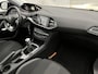 Peugeot 308 SW Style 130 pk | Navigatie | Glazen Panoramadak | Parkeersensoren Achter | LED Dagrijverlichting | DAB Ontvanger | Trekhaak | Lederen Stuurwiel | Climate Control | Cruise Control | 16" Lichtmetalen Velgen | Centrale Deurvergrendeling met Afstandsbediening |