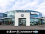 Volkswagen T-Roc 1.5 TSI R-Line R-line Black style Pakket side assist IQ-Matrix LED Koplampen  navigatie Climatronic ACC R-line Alcantara Stoelen stoelverwarming Lijsten en Dakrail Zwart 18” LM Grange Hill Zwart Sfeerverlichting Active Info Display Drive Modes  Keyless Entry Keyless GO LED Mistlampen Elektrische achterklep  achteruitrijcamera