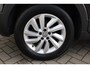 Volkswagen T-Cross 1.0 TSI Life 95PK / 70kW, NL auto 1e eigenaar dealeronderhouden, adaptieve cruise control (acc), elektrisch verstel-, verwarm- en inklapbare buitenspiegels (spiegel pakket), 16" 'Rochester' LMV, licht en regensensor, parkeersensoren voor en achter (pdc), privacy glas, navigatie, Apple Carplay / Android Auto, lendesteunen voorstoelen, middenarmsteun