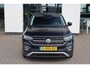 Volkswagen T-Cross 1.0 TSI Life 95PK / 70kW, NL auto 1e eigenaar dealeronderhouden, adaptieve cruise control (acc), elektrisch verstel-, verwarm- en inklapbare buitenspiegels (spiegel pakket), 16" 'Rochester' LMV, licht en regensensor, parkeersensoren voor en achter (pdc), privacy glas, navigatie, Apple Carplay / Android Auto, lendesteunen voorstoelen, middenarmsteun