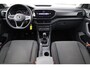 Volkswagen T-Cross 1.0 TSI Life 95PK / 70kW, NL auto 1e eigenaar dealeronderhouden, adaptieve cruise control (acc), elektrisch verstel-, verwarm- en inklapbare buitenspiegels (spiegel pakket), 16" 'Rochester' LMV, licht en regensensor, parkeersensoren voor en achter (pdc), privacy glas, navigatie, Apple Carplay / Android Auto, lendesteunen voorstoelen, middenarmsteun