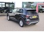 Volkswagen T-Cross 1.0 TSI Life 95PK / 70kW, NL auto 1e eigenaar dealeronderhouden, adaptieve cruise control (acc), elektrisch verstel-, verwarm- en inklapbare buitenspiegels (spiegel pakket), 16" 'Rochester' LMV, licht en regensensor, parkeersensoren voor en achter (pdc), privacy glas, navigatie, Apple Carplay / Android Auto, lendesteunen voorstoelen, middenarmsteun