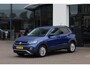 Volkswagen T-Cross 1.0 TSI Life 95PK / 70kW, NL auto dealeronderhouden 1e eigenaar, privacy glas, dodehoekdetectie (side assist), adaptieve cruise control (acc), parkeersensoren voor en achter (pdc), comfortstoelen met lendesteun, Apple Carplay / Android Auto, elektrisch verstel- en verwarmbare buitenspiegels, radio, 16" LMV, licht en regensensor, reservewiel, airco