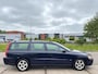 Volvo V70 2.4 Edition II ECC Audio/CD Electric pakket LMV 16" Cruisecontrol Leder/Stof ESP Colorpakket TCS ABS Trekhaak Nw Apk!