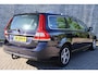 Volvo V70 2.0 D3 Polar+ | 1e eigenaar | 100% dealer onderhouden | Lederen bekleding | Adaptieve Bi-Xenon verlichting | Elektr. bestuurdersstoel | Schuif-\-kanteldak | Navigatie | Parkeerverwarming | Stoelverwarming | Niveauregeling | PDC voor + achter | Volvo on Call | verwarmde voorruit | Afneembare trekhaak |