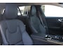 Volvo V60 T6 350PK Plug-in hybrid AWD Essential Edition | Adaptieve Cruise Control met Pilot Assist | Verwarmbare voorstoelen + stuurwiel | High Performance Audiosysteem | Park Assist voor + achter | Parkeercamera achter |  Blind Spot Information System | Apple CarPlay | 18'' Lichtmetalen wielen |