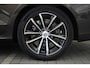 Volvo V60 T6 Plug-in hybrid AWD Essential Edition | Verwarmbare voorstoelen en achterbank | Verwarmbaar stuurwiel  | Park Assist voor + achter | Parkeercamera achter | Adaptieve Cruise Control met Pilot Assist | Blind Spot Information System | Apple carplay/Android auto | 18 inch Lichtmetalen velgen | Lederen Bekleding |
