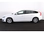 Volvo V60 T3 Polar - AUTOMAAT - Bi-Xenon met bochtenverlichting - Standkachel - Verwarmbaar lederen stuurwiel - Stoelverwarming voor & achter - Parkeercamera voor & achter - Voorstoelen beide in hoogte verstelbaar - Exterieur Styling Pack - Trekhaak - Climate Control - Cruise Control - Licht- & regensensor - Aluminium interieurafwerking - Getint glas v.a. B-stijl - 16' LMV - Roofrails - City Safety