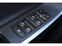 Volvo V60 T3 Polar - AUTOMAAT - Bi-Xenon met bochtenverlichting - Standkachel - Verwarmbaar lederen stuurwiel - Stoelverwarming voor & achter - Parkeercamera voor & achter - Voorstoelen beide in hoogte verstelbaar - Exterieur Styling Pack - Trekhaak - Climate Control - Cruise Control - Licht- & regensensor - Aluminium interieurafwerking - Getint glas v.a. B-stijl - 16' LMV - Roofrails - City Safety