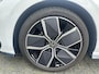 Volkswagen Golf 1.5 eTSI R-Line Edition | Automaat | Navigatie | Apple carplay | Adaptive cruise control | Parkeersensoren | 360 graden Camera | Climate control | Dode hoed sensoren | Park Assist | Led Martix verlichting |