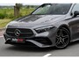 Mercedes-Benz A-klasse 180 AMG Night ed. Pano, Memory, 360, HUD, Multibeam, Keyless, Trekhaak, Dodeh!
