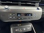 Hyundai Kona Electric Comfort Smart 65.4 kWh | Warmtepomp | Stoel + stuurverwarming | V2L | Bluelink app | El. bed. achterklep |
