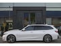 BMW 3-Serie Touring 330e M-sport 292pk Facelift Panoramadak Trekhaak Harman/Kardon Head-up Leder 19" LMV