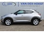 Nissan Juke 1.0-117pk DIG-T N-Connecta. Werkelijk in nieuwstaat ! Slechts 12.600km ! Volautm. airco, privacy glass, metallic lak, LM wielen, navigatie, camera, pdc v+a, telefoonvoorb.,  keyless entry&go, LED etc.