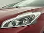 Peugeot 208 Allure 110 pk | Navigatie | Panoramadak | Parkeersensoren Achter | LED Dagrijverlichting | Lederen Stuurwiel | Bluetooth | Start/Stop Systeem | Climate Control | Cruise Control | 16" Lichtmetalen Velgen | Buitenspiegels Elektrisch Verstel -en Verwarmbaar |