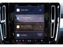 Volvo XC40 B4 Core - IntelliSafe Assist & Surround - Parkeercamera achter - Verwarmde voorstoelen, stuur & achterbank - Parkeersensoren voor & achter - Draadloze tel. lader - Standkachel - Extra getint glas - Elektr. inklapbare trekhaak - 18' LMV