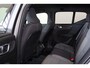 Volvo XC40 B4 Core - IntelliSafe Assist & Surround - Parkeercamera achter - Verwarmde voorstoelen, stuur & achterbank - Parkeersensoren voor & achter - Draadloze tel. lader - Standkachel - Extra getint glas - Elektr. inklapbare trekhaak - 18' LMV
