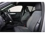 Volvo XC40 B4 Core - IntelliSafe Assist & Surround - Parkeercamera achter - Verwarmde voorstoelen, stuur & achterbank - Parkeersensoren voor & achter - Draadloze tel. lader - Standkachel - Extra getint glas - Elektr. inklapbare trekhaak - 18' LMV