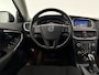 Volvo V40 Cross Country 1.6 T4 180PK Airco Cruise Navigatie Parkeersensoren 16"LMV