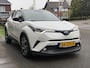 Toyota C-HR 1.8 Hybrid Bi-Tone Plus | Trekhaak, Dodehoekherkenning, Stoel + Stuurverwarming, Parkeersensoren, Navigatie, Keyless, 18inch