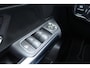 Mercedes-Benz GLA 180 Premium Luxury Line Automaat | Distronic | Achteruitrijcamera | Spoorassistent | Panoramadak | Trekhaak | Stoelverwarming