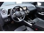 Mercedes-Benz GLA 180 Premium Luxury Line Automaat | Distronic | Achteruitrijcamera | Spoorassistent | Panoramadak | Trekhaak | Stoelverwarming