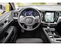 Volvo V60 Recharge T6 AWD Essential Bright | Adaptieve Cruise Control | Trekhaak | Lederen bekleding | Extra getint glas | Stoelverwarming voor + achter | Verwarmbaar stuurwiel
