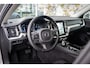 Volvo V60 Recharge T6 AWD Essential Bright | Adaptieve Cruise Control | Trekhaak | Lederen bekleding | Extra getint glas | Stoelverwarming voor + achter | Verwarmbaar stuurwiel