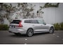 Volvo V60 Recharge T6 AWD Essential Bright | Adaptieve Cruise Control | Trekhaak | Lederen bekleding | Extra getint glas | Stoelverwarming voor + achter | Verwarmbaar stuurwiel