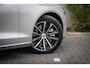 Volvo V60 Recharge T6 AWD Essential Bright | Adaptieve Cruise Control | Trekhaak | Lederen bekleding | Extra getint glas | Stoelverwarming voor + achter | Verwarmbaar stuurwiel