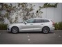 Volvo V60 Recharge T6 AWD Essential Bright | Adaptieve Cruise Control | Trekhaak | Lederen bekleding | Extra getint glas | Stoelverwarming voor + achter | Verwarmbaar stuurwiel