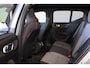 Volvo XC40 B4 Core - IntelliSafe Assist & Surround - Parkeercamera achter - Verwarmde voorstoelen, stuur & achterbank - Parkeersensoren voor & achter - Draadloze tel. lader - Standkachel - Extra getint glas - Elektr. inklapbare trekhaak - 18' LMV